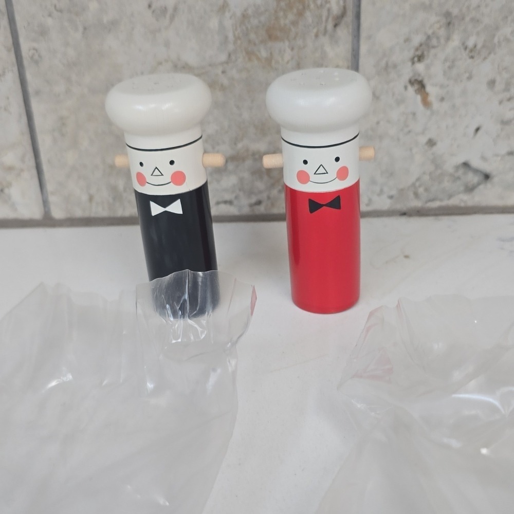 Vintage 1980s Salvo USSR Soviet Wooden Salt Pepper Shakers Red Black Chefs 158E